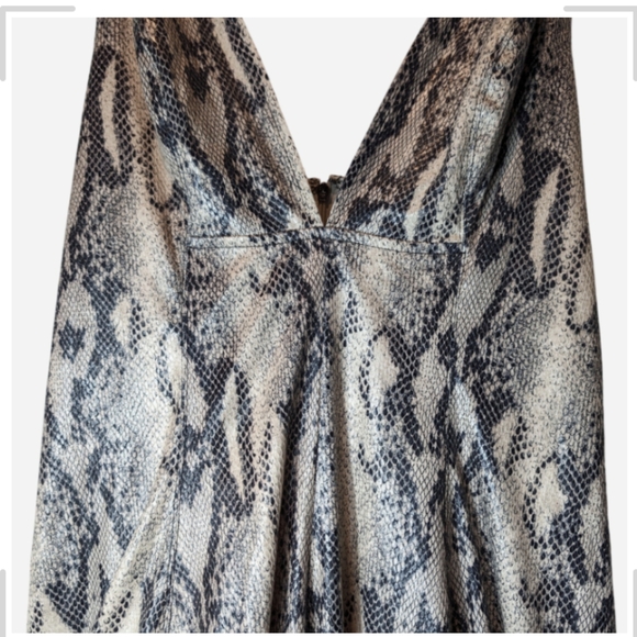 Elegant Snake Print V-Neck Dress - Picture 5 of 11